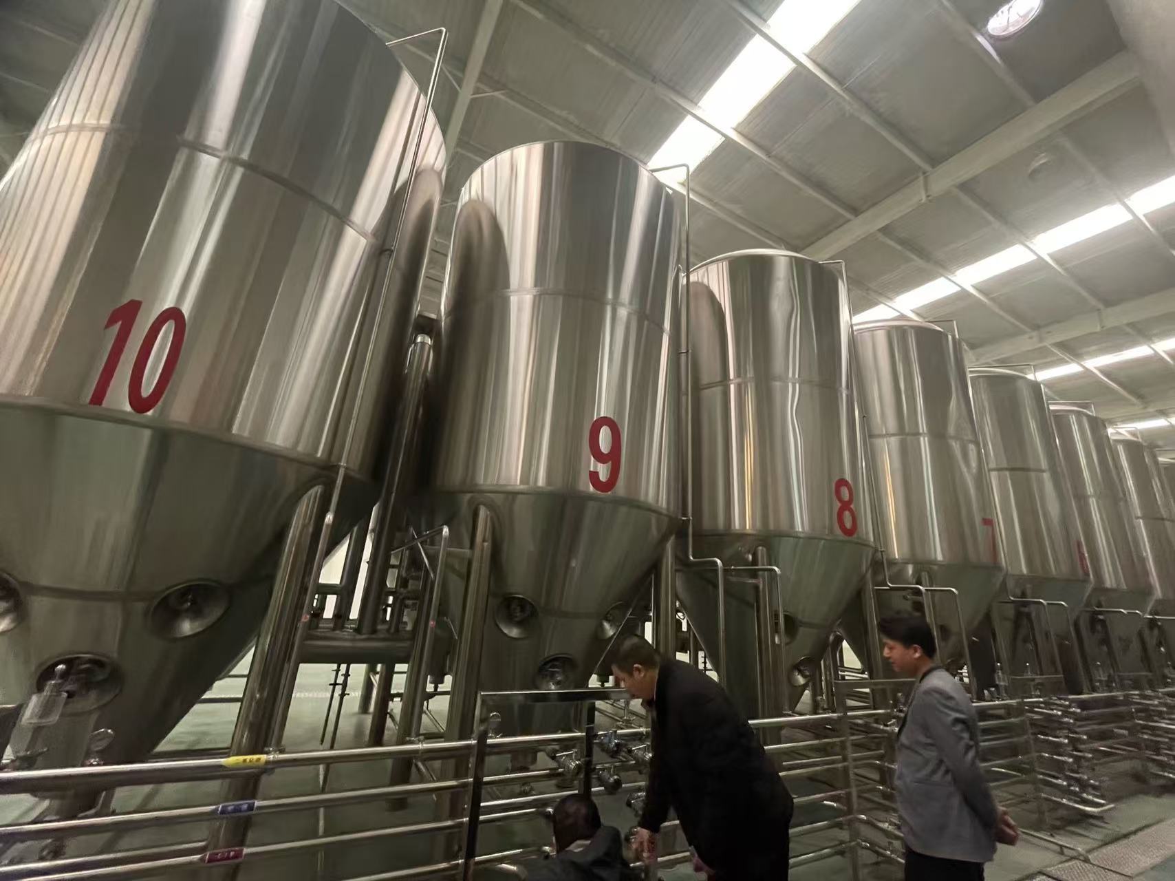 哈尔滨精酿啤酒设备厂—平面布置、设备设计、制造、调试、培训等一条龙服务